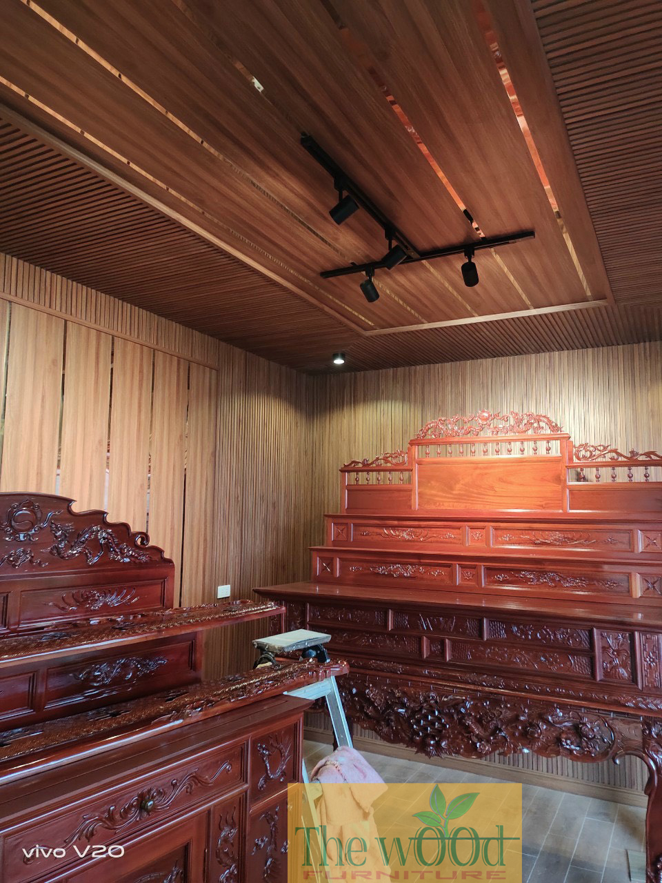 Thi công ốp trần nhựa giả gỗ phòng thờ tại Hà Tĩnh - thewood.vn