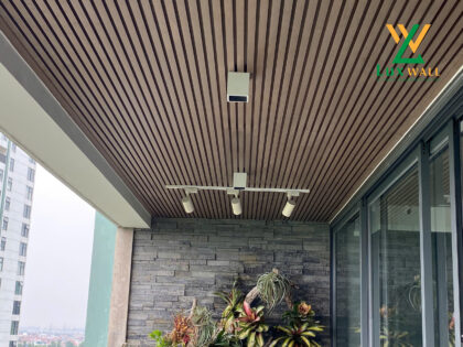 Thi công trần gỗ nhựa cho ban công căn hộ Pen House KĐT Ecopark-04