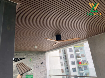 Thi công trần gỗ nhựa cho ban công căn hộ Pen House KĐT Ecopark-03